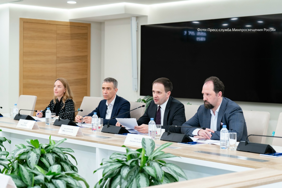 Минпросвещения, Минфин и Банк России усилят работу по финансовой грамотности школьников
