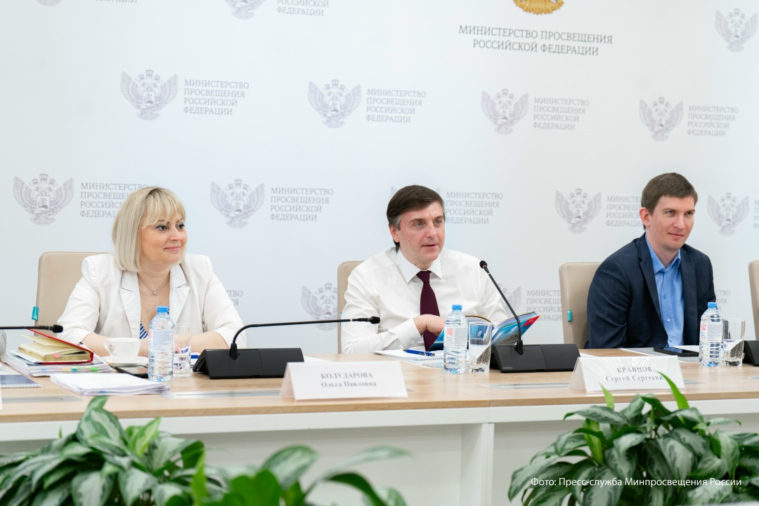 Минпросвещения, Минфин и Банк России усилят работу по финансовой грамотности школьников