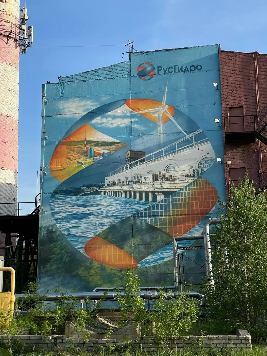 В Нижнем Новгороде на фасаде здания, примыкающего к Бугров Бизнес Парку, создали мурал с изображением Нижегородской ГЭС