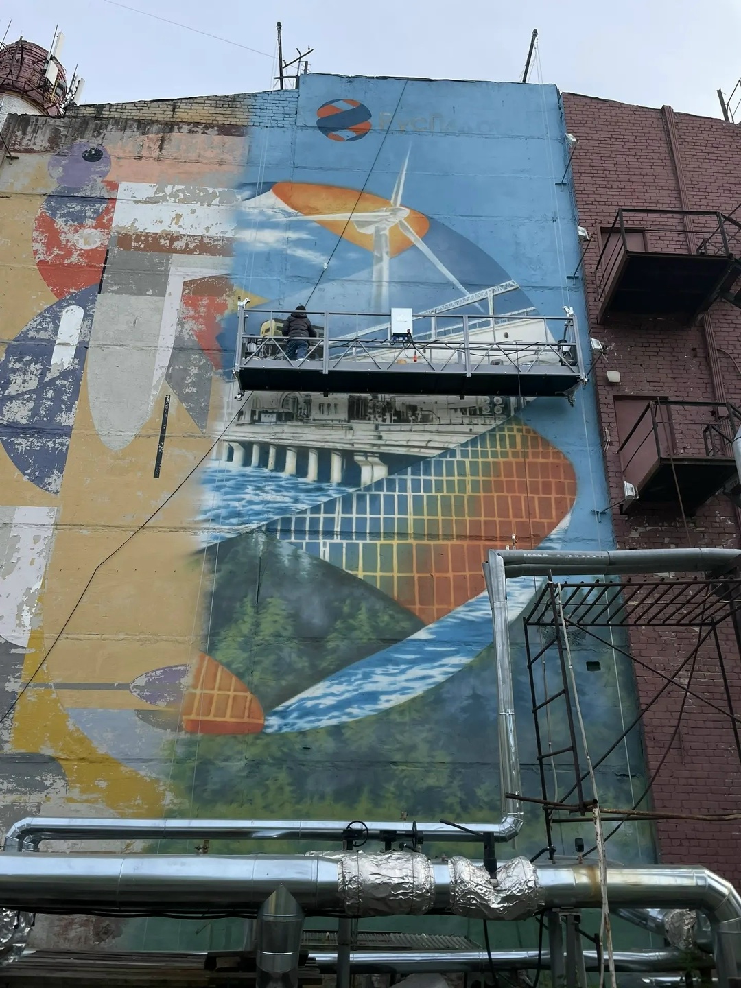 В Нижнем Новгороде на фасаде здания, примыкающего к Бугров Бизнес Парку, создали мурал с изображением Нижегородской ГЭС