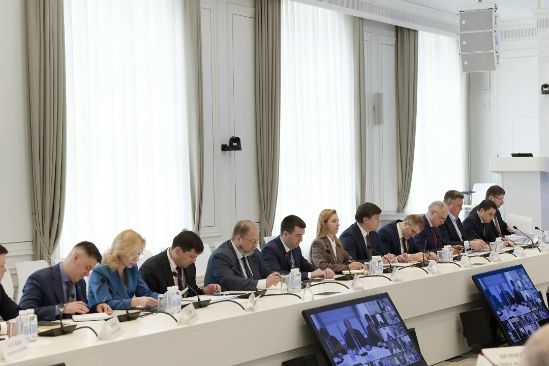В Минстрое России прошло еженедельное оперативное совещание под председательством Министра строительства и ЖКХ РФ Ирека Файзуллина