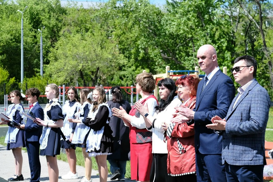 ПОСЛЕДНИЙ ЗВОНОК Андрей Белоусов поздравил свободненских выпускников с последним звонком