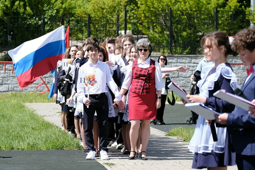 ПОСЛЕДНИЙ ЗВОНОК Андрей Белоусов поздравил свободненских выпускников с последним звонком