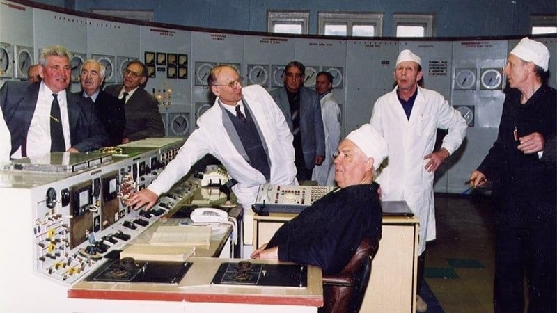Из архива: Лев Кочетков останавливает Первую АЭС в Обнинске. 29 апреля 2002 года.
