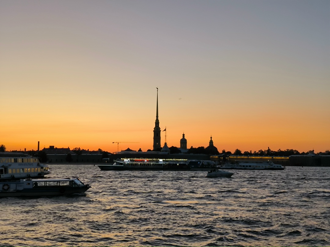 Санкт-Петербургу — 323! Петербург — город по любви, где каждый находит своё: вдохновение в белых ночах, смыслы в архитектуре, спокойствие в мелодии дождя по…