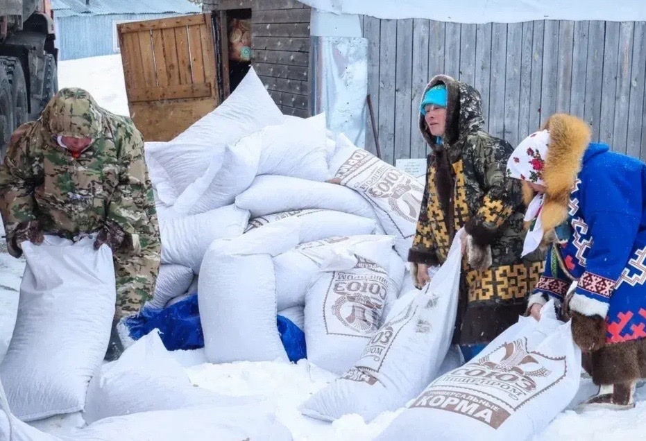 ЛУКОЙЛ помогает народам Севера Нефтяники доставили в родовые угодья ханты снегоходы, моторное масло, комбикорм для оленей в рамках регулярной программы помощи…