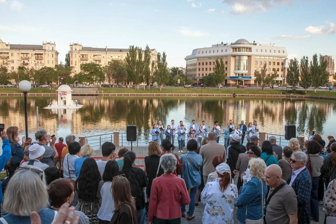 ЛУКОЙЛ открыл летний сезон благотворительных концертов под открытым небом в Астрахани