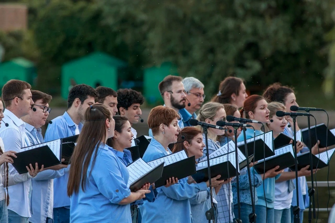 ЛУКОЙЛ открыл летний сезон благотворительных концертов под открытым небом в Астрахани