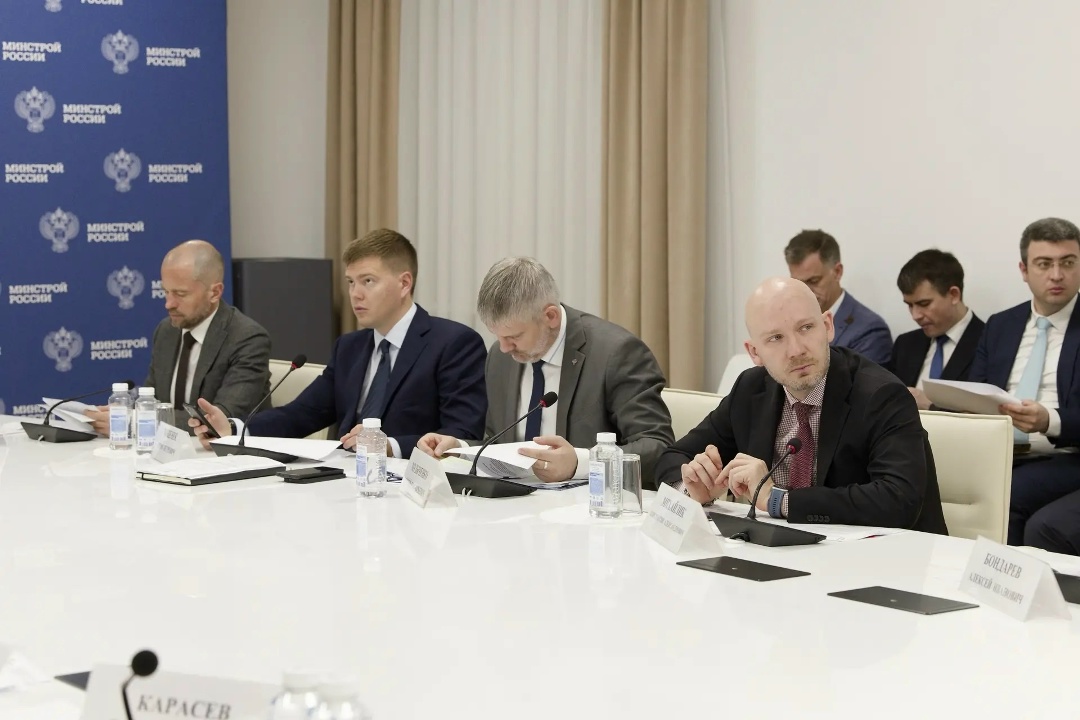 Глава Минстроя России Ирек Файзуллин провел еженедельное совещание с регионами и главными распорядителями бюджетных средств (ГРБС)