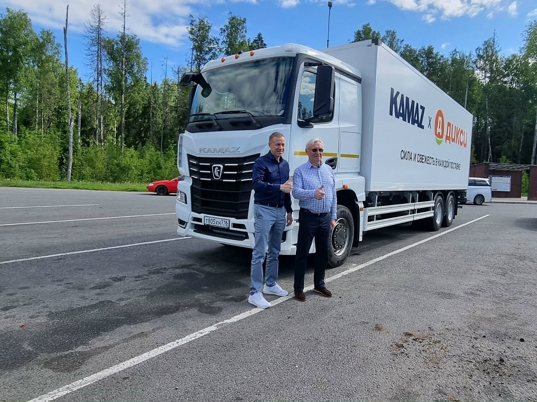 Глава КАМАЗа приехал на ПМЭФ за рулем нового грузовика