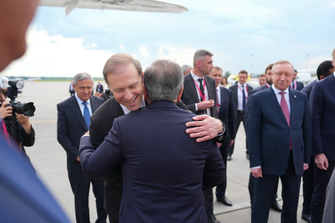 Денис Мантуров встретил Президента Узбекистана Шавката Мирзиёева в аэропорту Санкт-Петербурга.