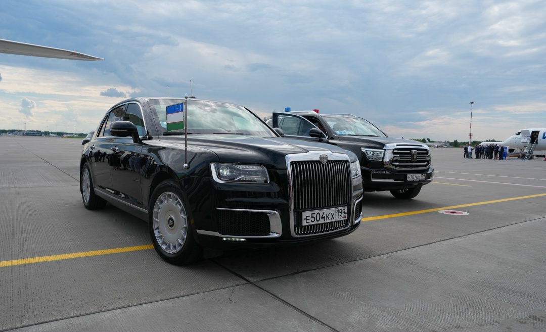 Денис Мантуров встретил Президента Узбекистана Шавката Мирзиёева в аэропорту Санкт-Петербурга.