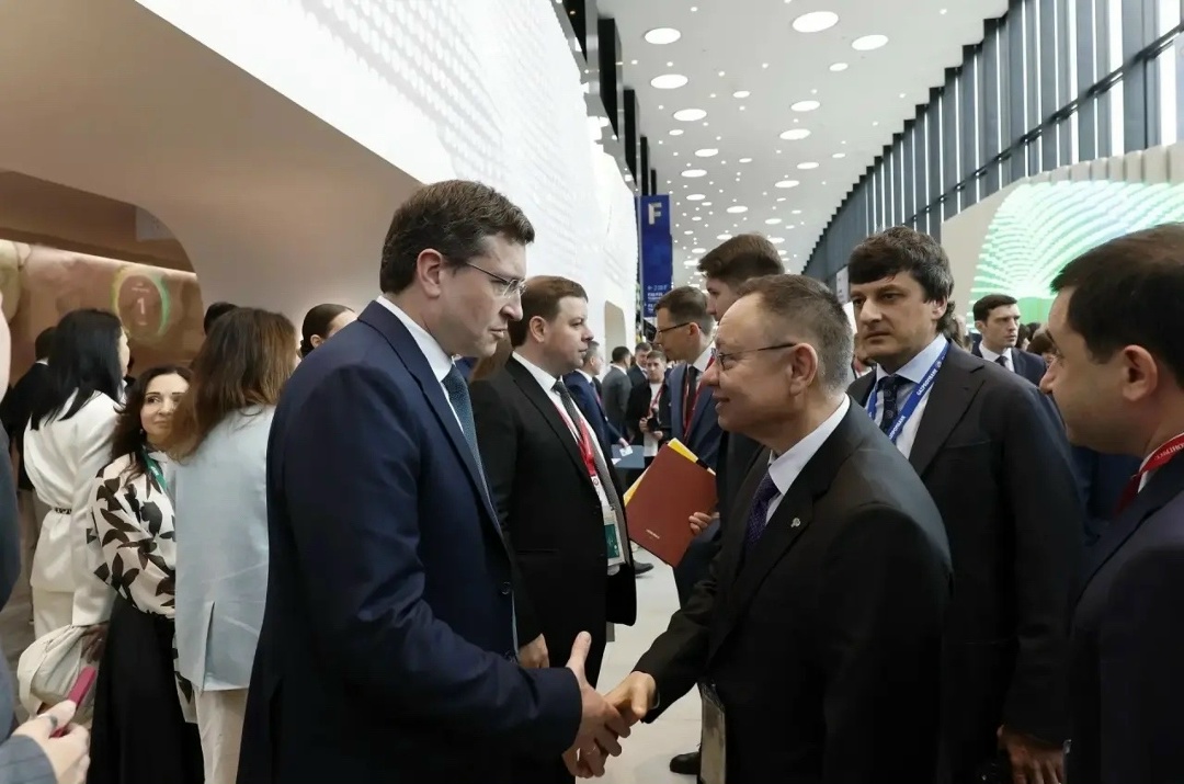Глава Минстроя России Ирек Файзуллин работает на полях Петербургского международного экономического форума (ПМЭФ-2026)
