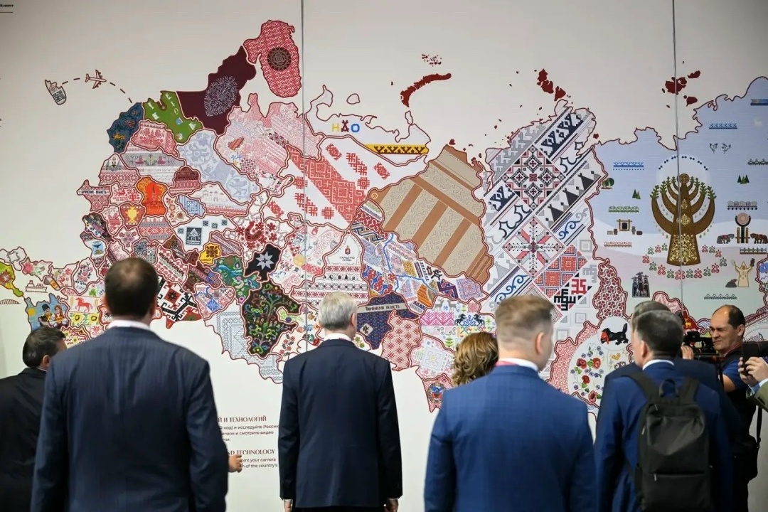 Глава Минстроя России Ирек Файзуллин работает на полях Петербургского международного экономического форума (ПМЭФ-2026)
