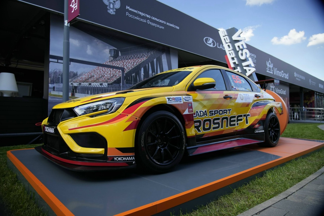 На подиуме перед зоной «ВиноГрад» — гоночные LADA Iskra Cup и LADA Vesta TCR в ливрее нашей команды LADA Sport ROSNEFT.