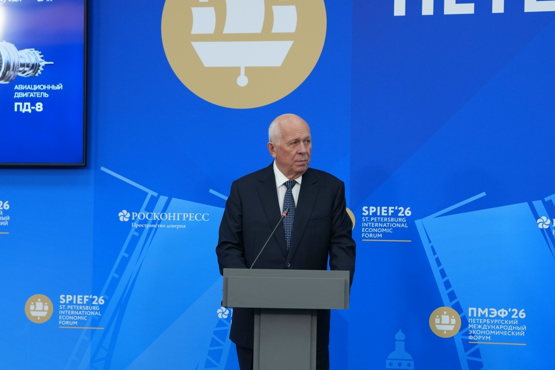 Денис Мантуров принял участие в церемонии вручения сертификатов типа на самолет Ил-114-300 и двигатель ПД-8 для «Суперджета» в рамках ПМЭФ.