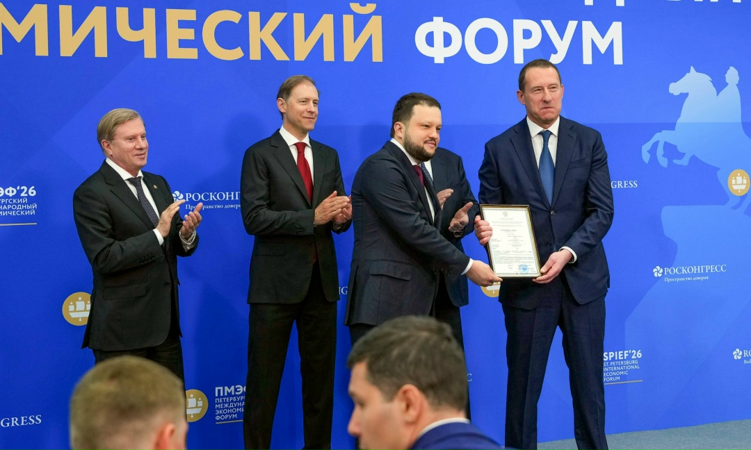 Денис Мантуров принял участие в церемонии вручения сертификатов типа на самолет Ил-114-300 и двигатель ПД-8 для «Суперджета» в рамках ПМЭФ.
