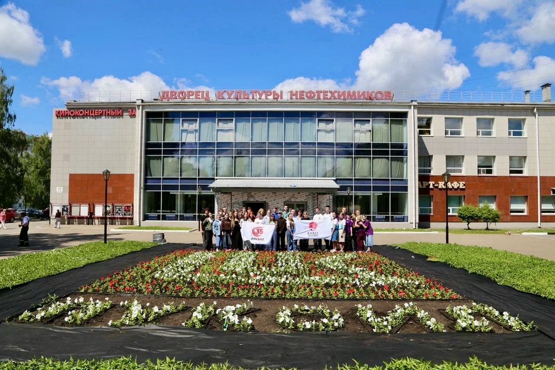 Красно-белый партер 13,5 тысяч петуний выстроились в геометрическом порядке перед учреждениями культуры в Нижегородской и Волгоградской областях.