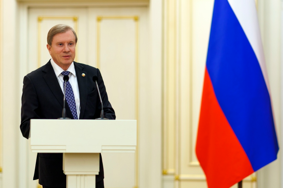 Виталий Савельев вручил государственные и ведомственные награды в сфере транспорта.