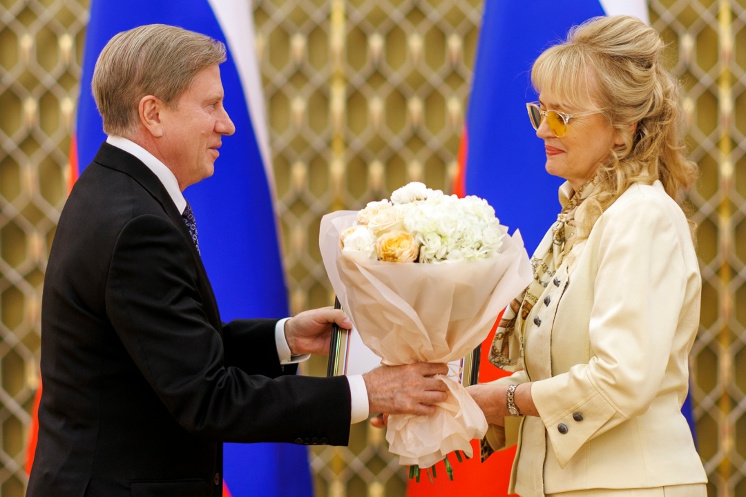 Виталий Савельев вручил государственные и ведомственные награды в сфере транспорта.