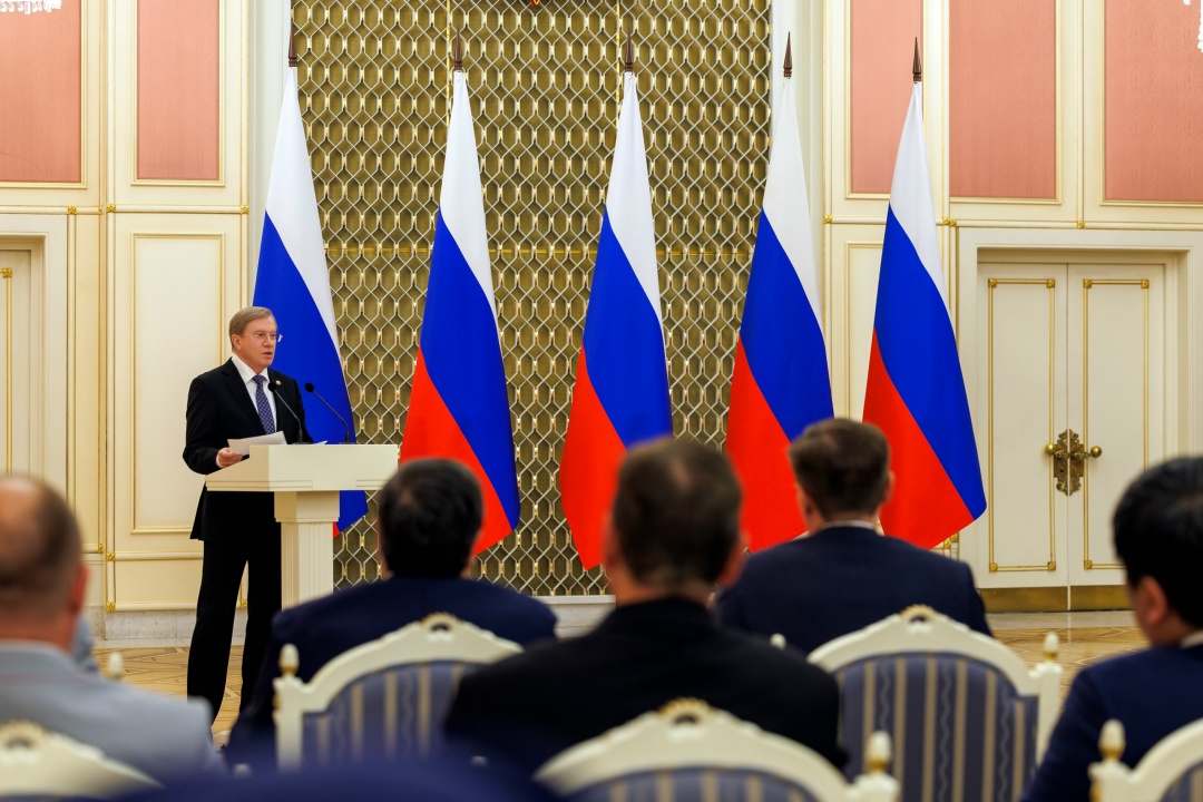 Виталий Савельев вручил государственные и ведомственные награды в сфере транспорта.