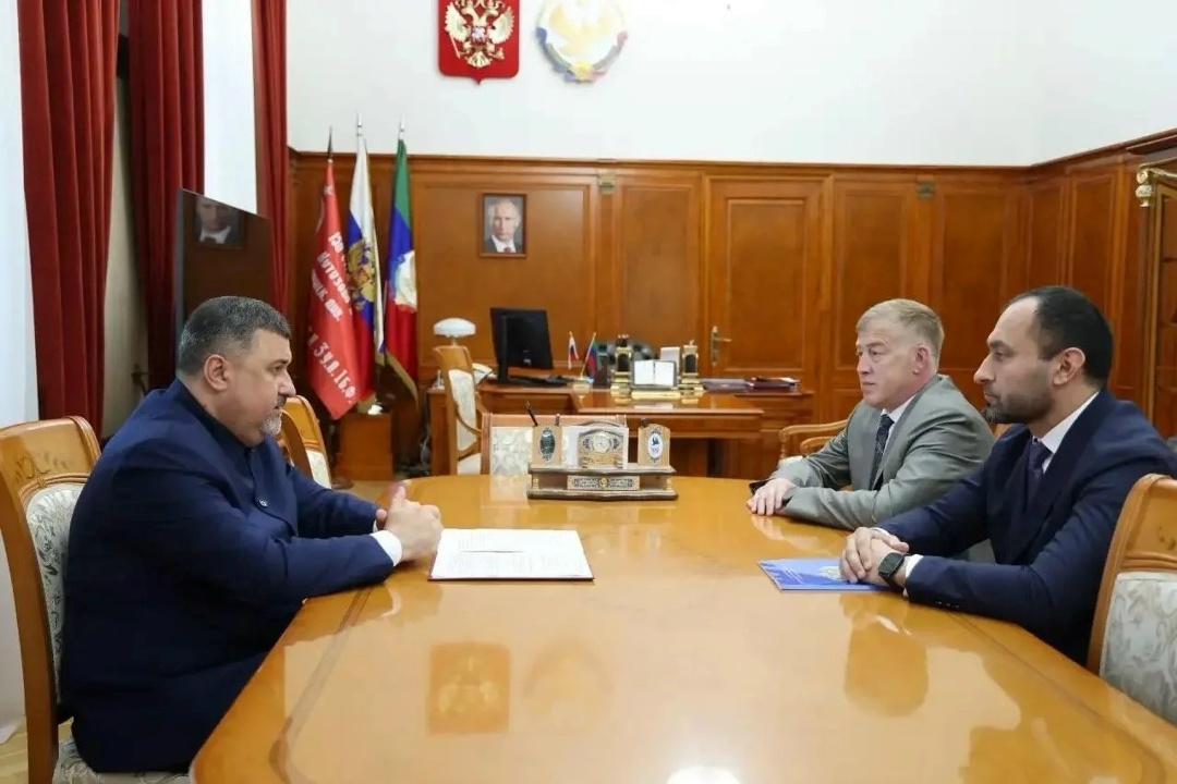Руководитель Кавказского управления Ростехнадзора Алан Цалиев и заместитель руководителя в обособленном структурном подразделении по Республике Дагестан Гаджи…