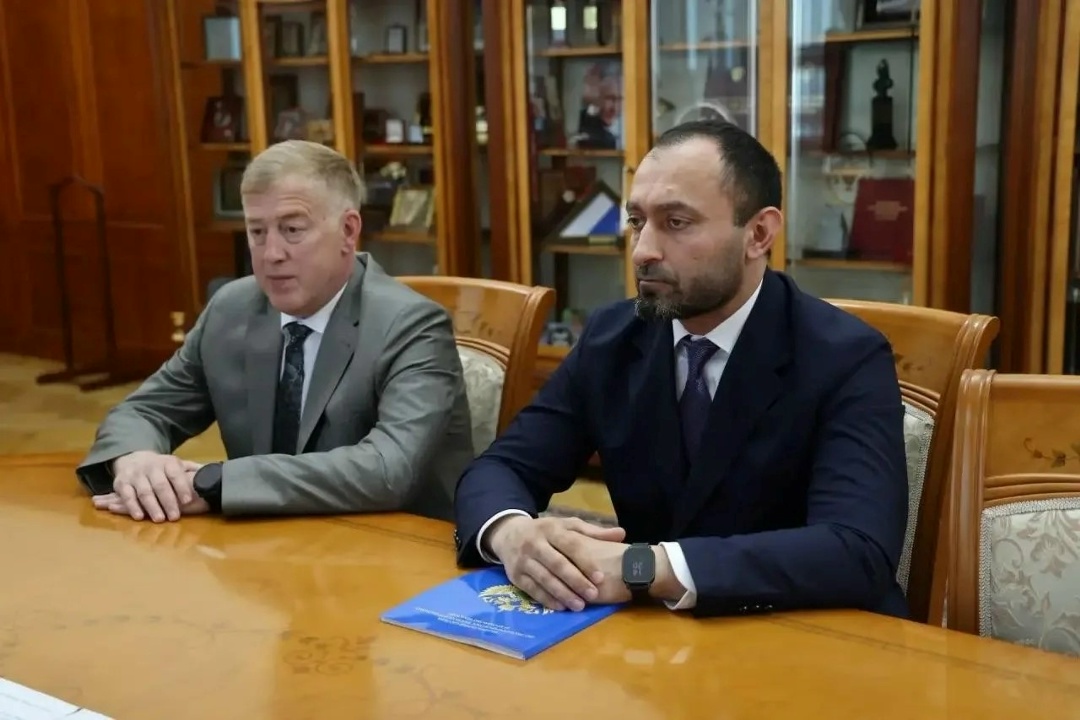 Руководитель Кавказского управления Ростехнадзора Алан Цалиев и заместитель руководителя в обособленном структурном подразделении по Республике Дагестан Гаджи…