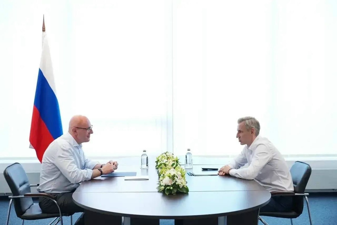 Дмитрий Чернышенко провел рабочую встречу с губернатором Смоленской области Василием Анохиным на международном форуме «Путешествуй!».