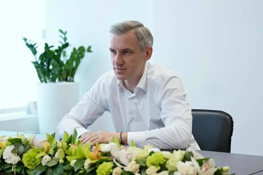Дмитрий Чернышенко провел рабочую встречу с губернатором Смоленской области Василием Анохиным на международном форуме «Путешествуй!».