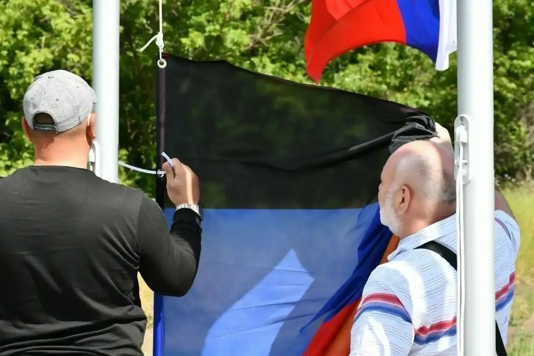 В подшефном Хабаровскому краю Дебальцево установили стелу на въезде в городской округ