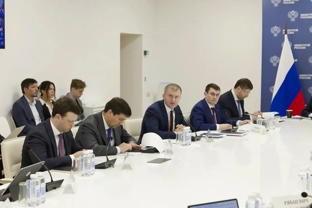 Глава Минстроя России Ирек Файзуллин провел еженедельное совещание с регионами и главными распорядителями бюджетных средств (ГРБС)