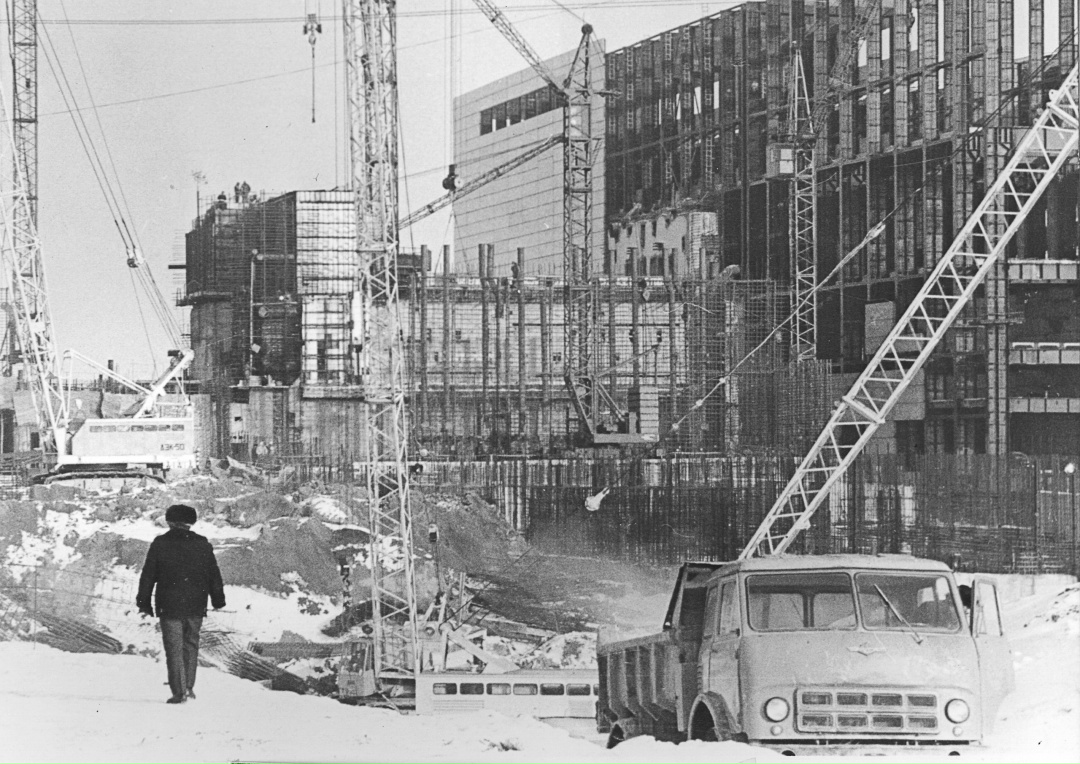 Из архива: кадры стротельства Курской АЭС. Сооружение КуАЭС началось в 1971 году, а первый энергоблок был введён в эксплуатацию 19 декабря 1976 года. Всего на…