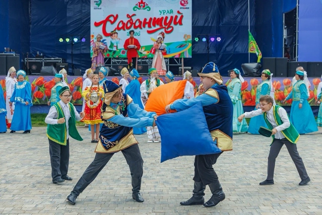 Сабантуй в регионах ЛУКОЙЛа В Югре, Республике Коми, Татарстане и Удмуртии при поддержке нефтяников прошёл один из самых ярких национальных праздников.