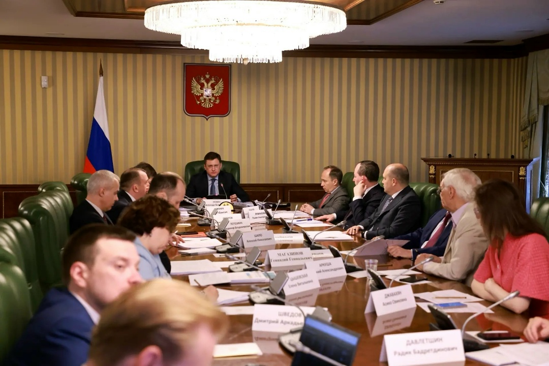 Александр Новак провел совещание по ситуации на топливном рынке.