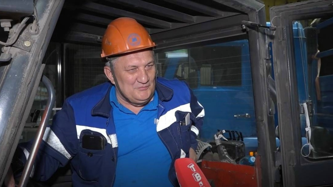 Один в поле не воин Машинист погрузчика управления подготовки производства Олег Кондаков работает на ММК уже 27 лет