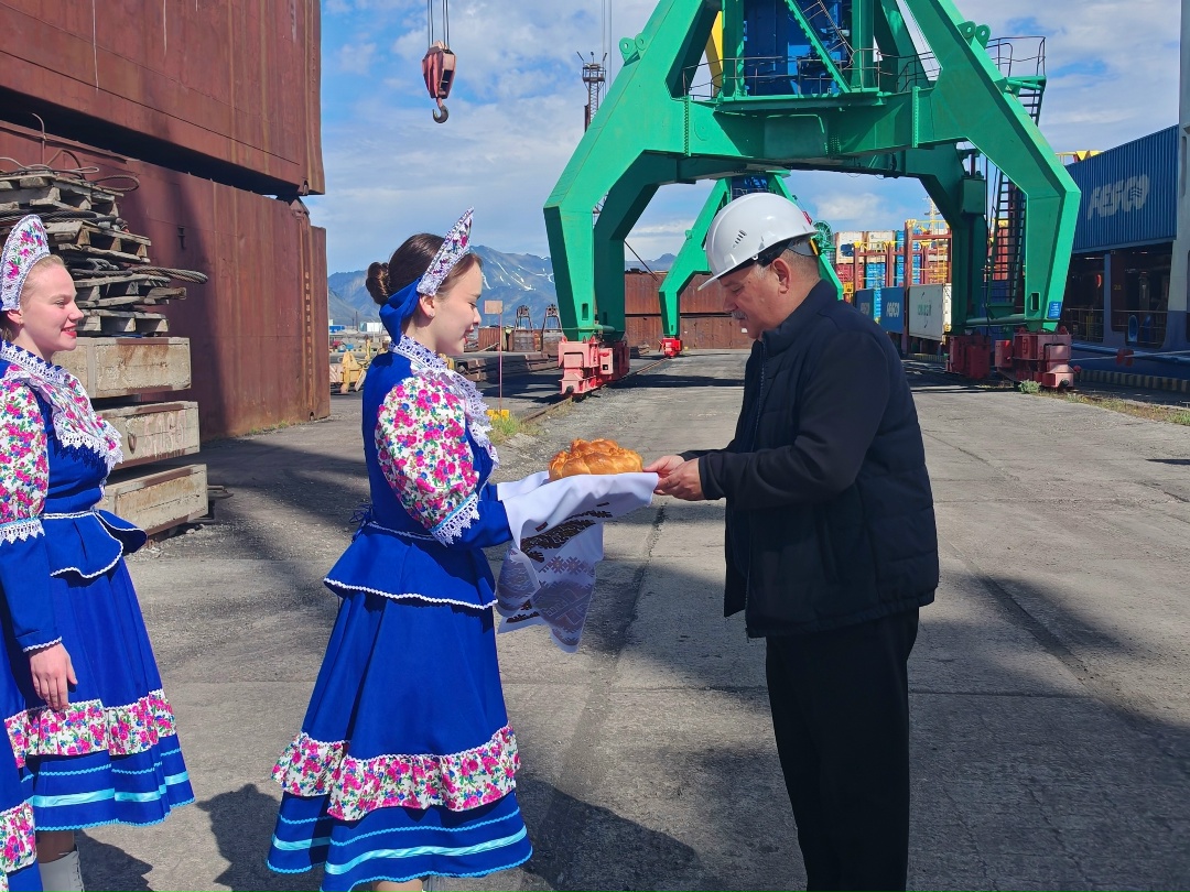 Так встречают только на Чукотке! В порту Эгвекинот торжественно встретили судно FESCO, открывшее сезон северного завоза