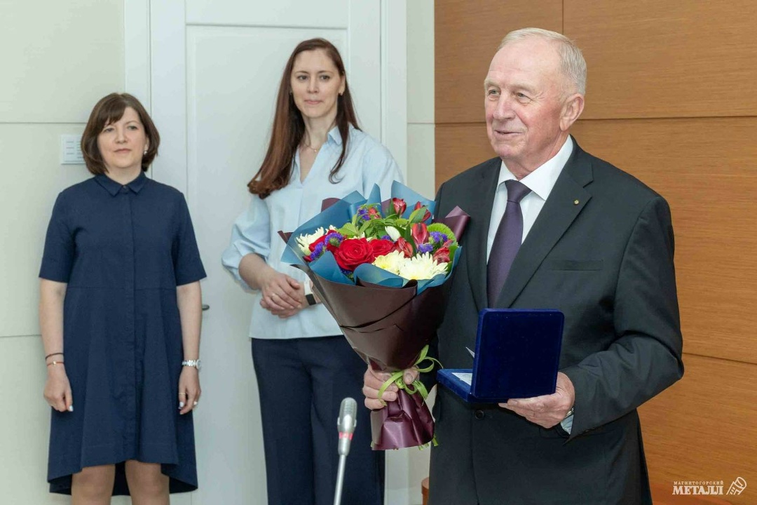 За верность профессии На еженедельном рапорте генеральный директор ММК Павел Шиляев вручил двум работникам комбината высшую корпоративную награду - знак…