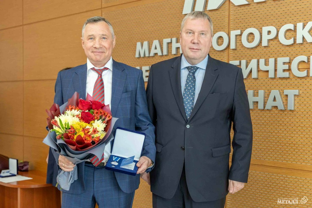 За верность профессии На еженедельном рапорте генеральный директор ММК Павел Шиляев вручил двум работникам комбината высшую корпоративную награду - знак…