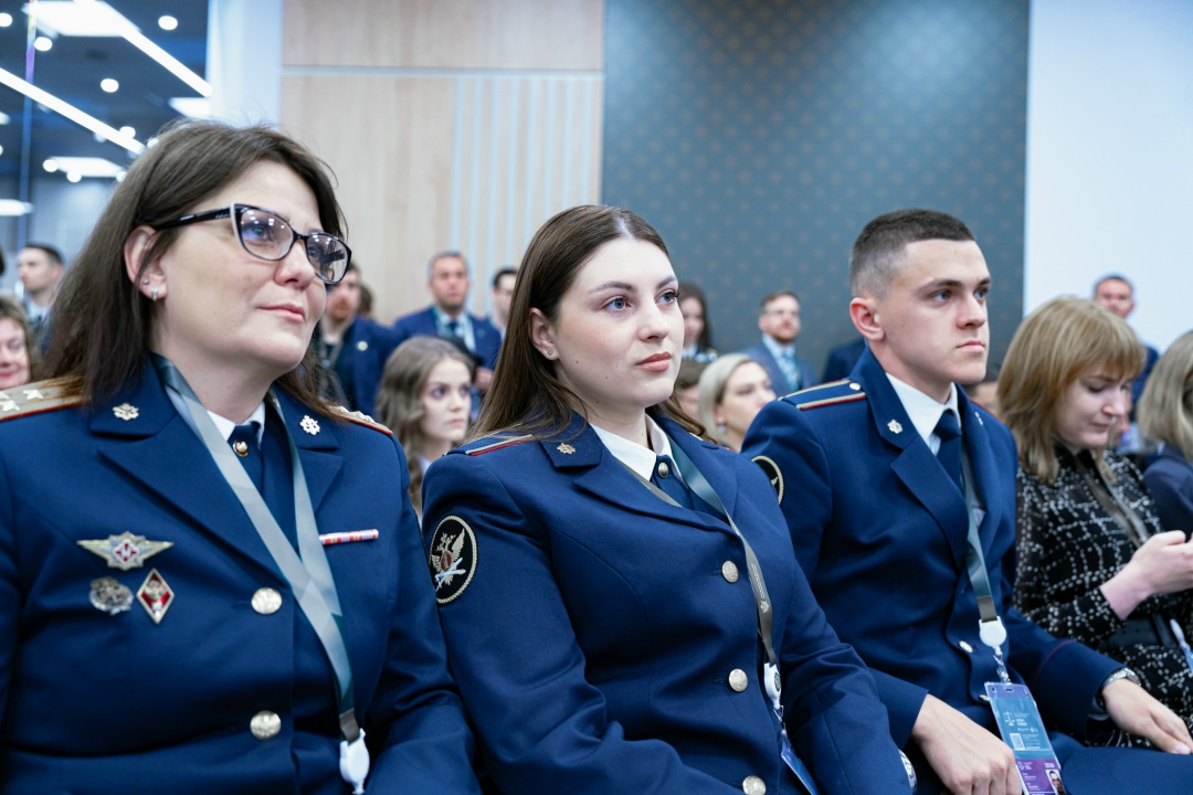 Сергей Кравцов представил новые учебники по обществознанию для 9-х и 10-х классов.