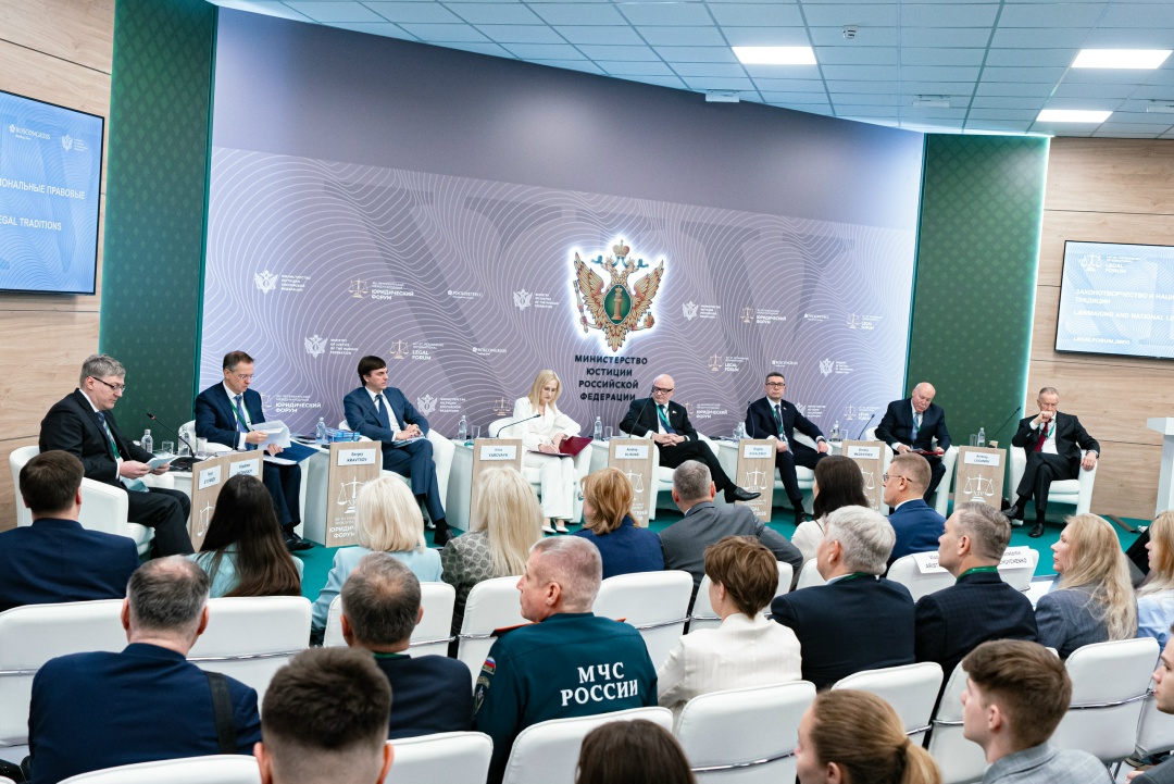 Сергей Кравцов представил новые учебники по обществознанию для 9-х и 10-х классов.