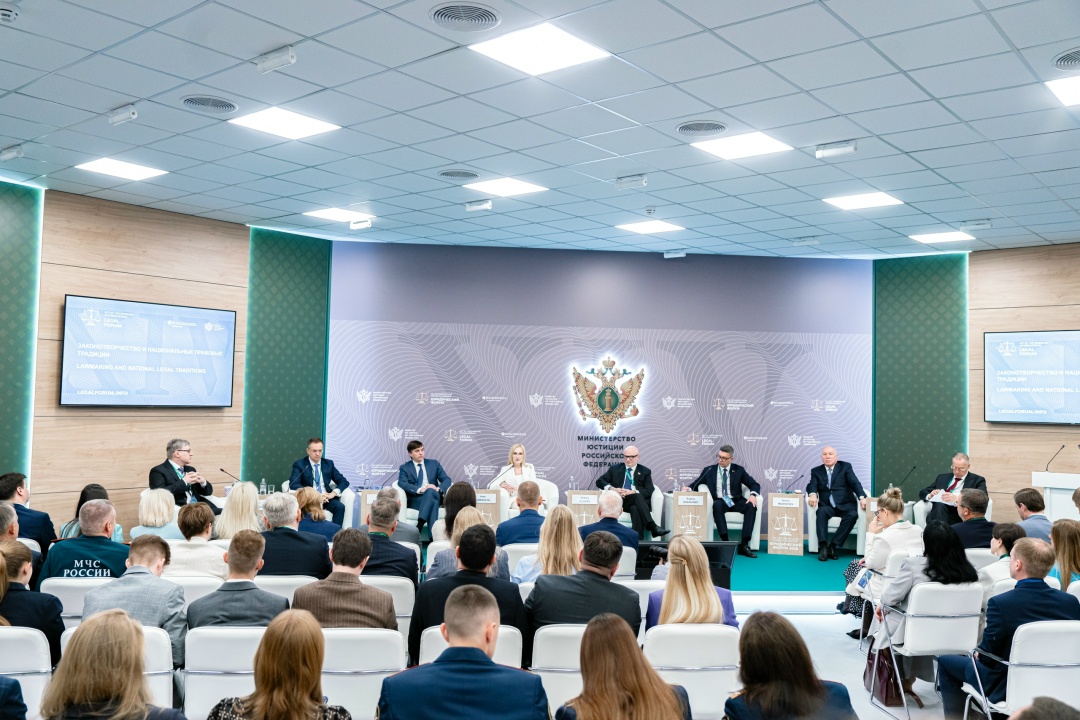 Сергей Кравцов представил новые учебники по обществознанию для 9-х и 10-х классов.