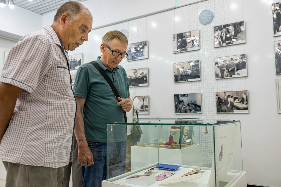 Герой вне времени В год 110-летия Валентина Шашина в Музее нефти открылась уникальная экспозиция, посвященная человеку, который возглавлял нашу компанию, а…