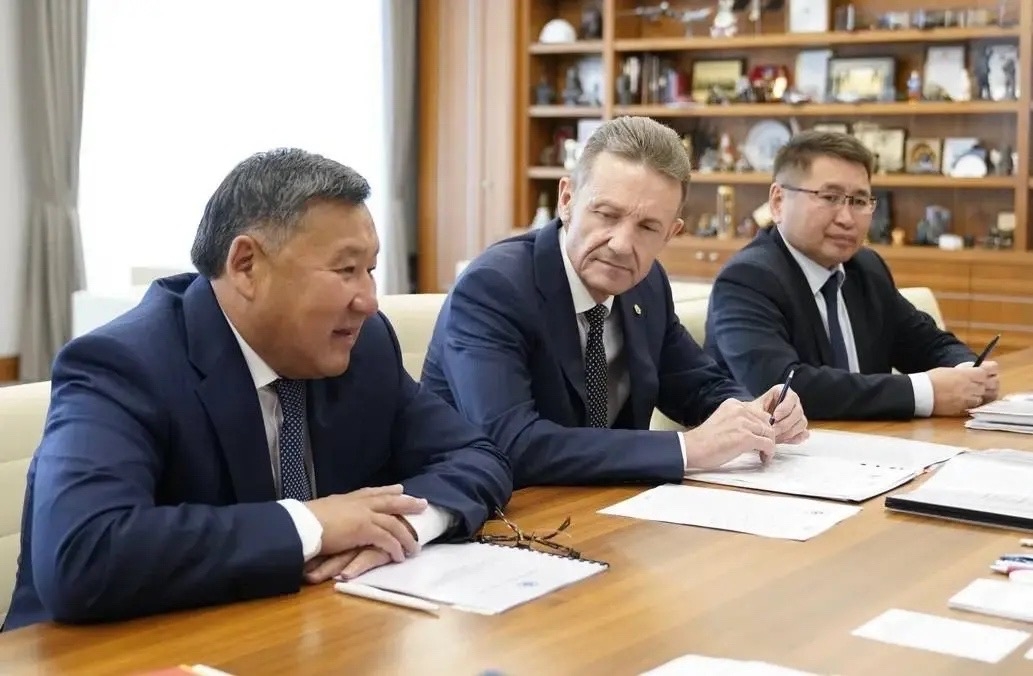 Министр строительства и ЖКХ РФ Ирек Файзуллин провел рабочее совещание с главой Республики Тыва Владиславом Ховалыгом
