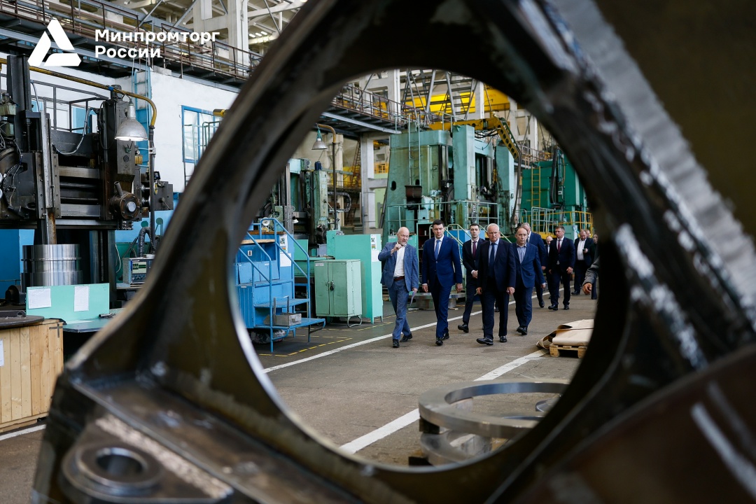 Антон Алиханов посетил судостроительные предприятия Архангельской области