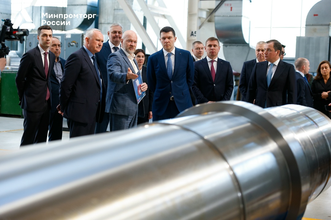Антон Алиханов посетил судостроительные предприятия Архангельской области