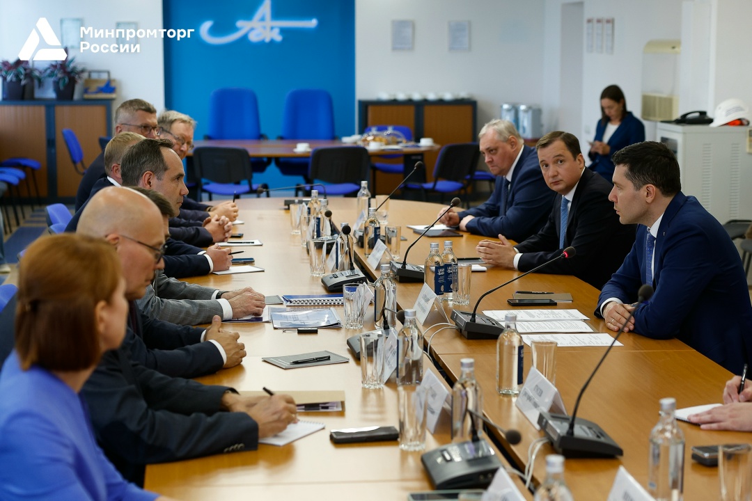Антон Алиханов посетил целлюлозно-бумажный комбинат и производство лесозаготовительной техники Архангельской области