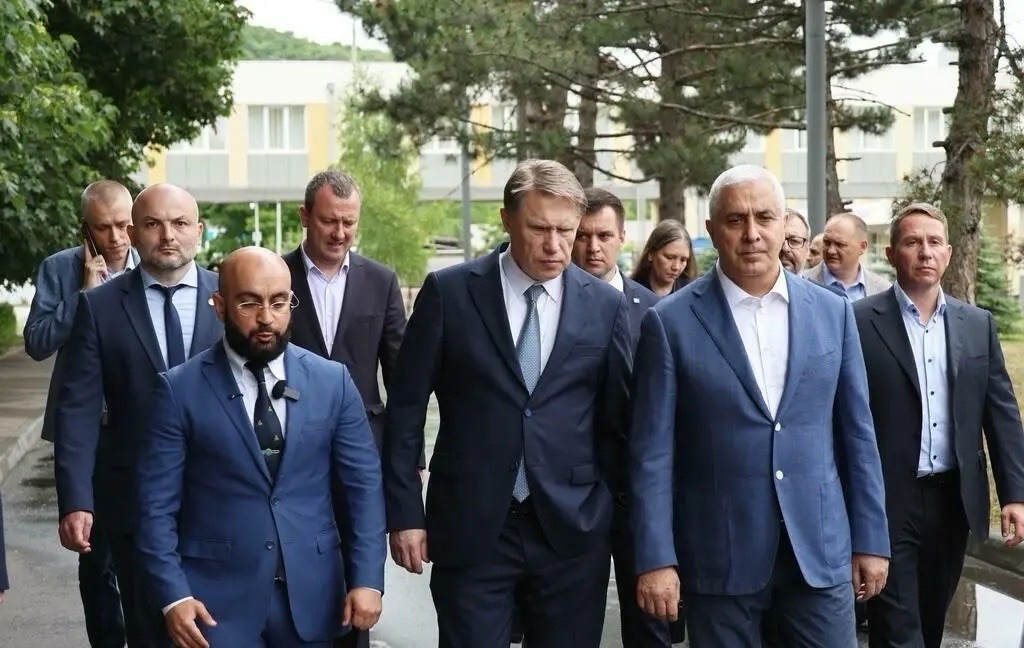 Михаил Мурашко в Цхинвале обсудил расширение двустороннего сотрудничества России и Южной Осетии с исполняющим обязанности Президента республики Маратом…