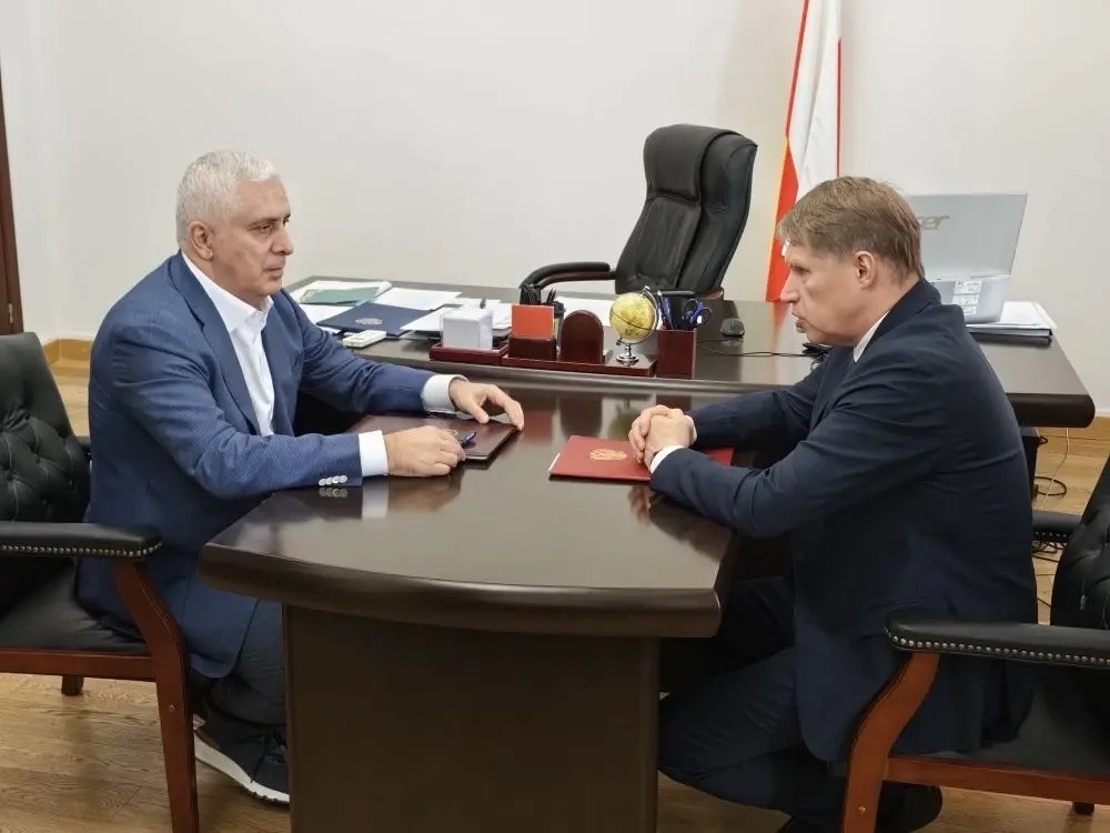 Михаил Мурашко в Цхинвале обсудил расширение двустороннего сотрудничества России и Южной Осетии с исполняющим обязанности Президента республики Маратом…