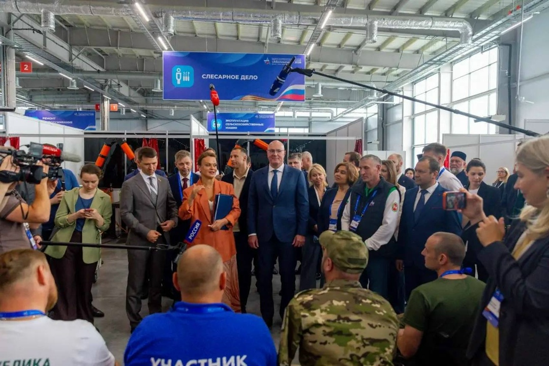 Дмитрий Чернышенко и Анна Цивилева на площадке чемпионата по профессиональному мастерству «Абилимпикс» пообщались с участниками СВО