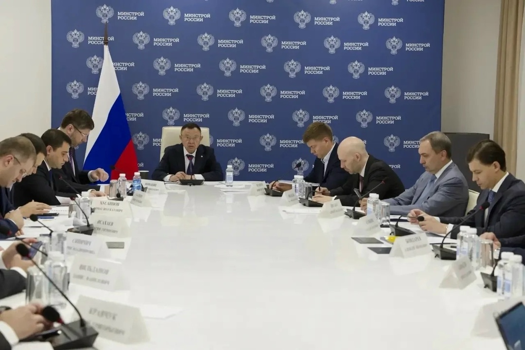 Глава Минстроя России Ирек Файзуллин провел еженедельное совещание с регионами и главными распорядителями бюджетных средств (ГРБС)